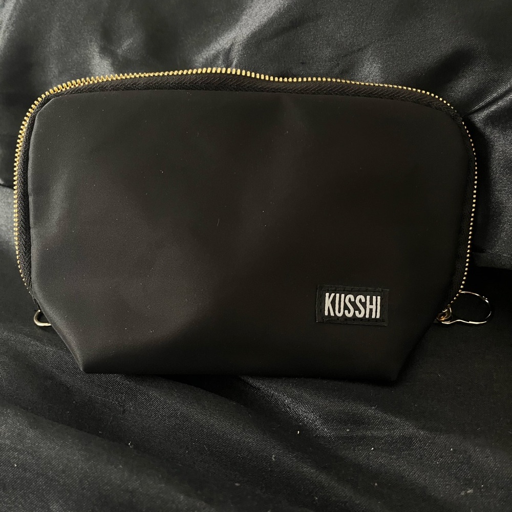 KUSSHI Black Cosmetic Bag